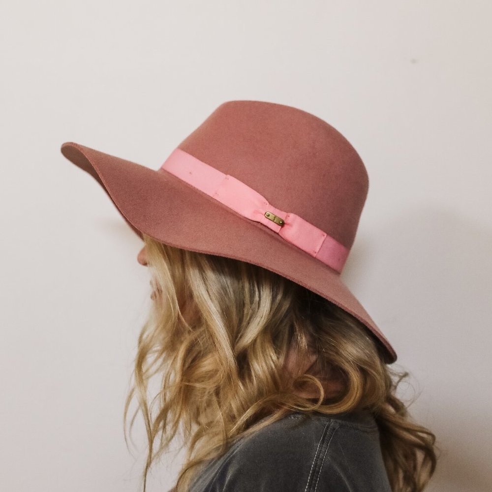 pink floppy hat